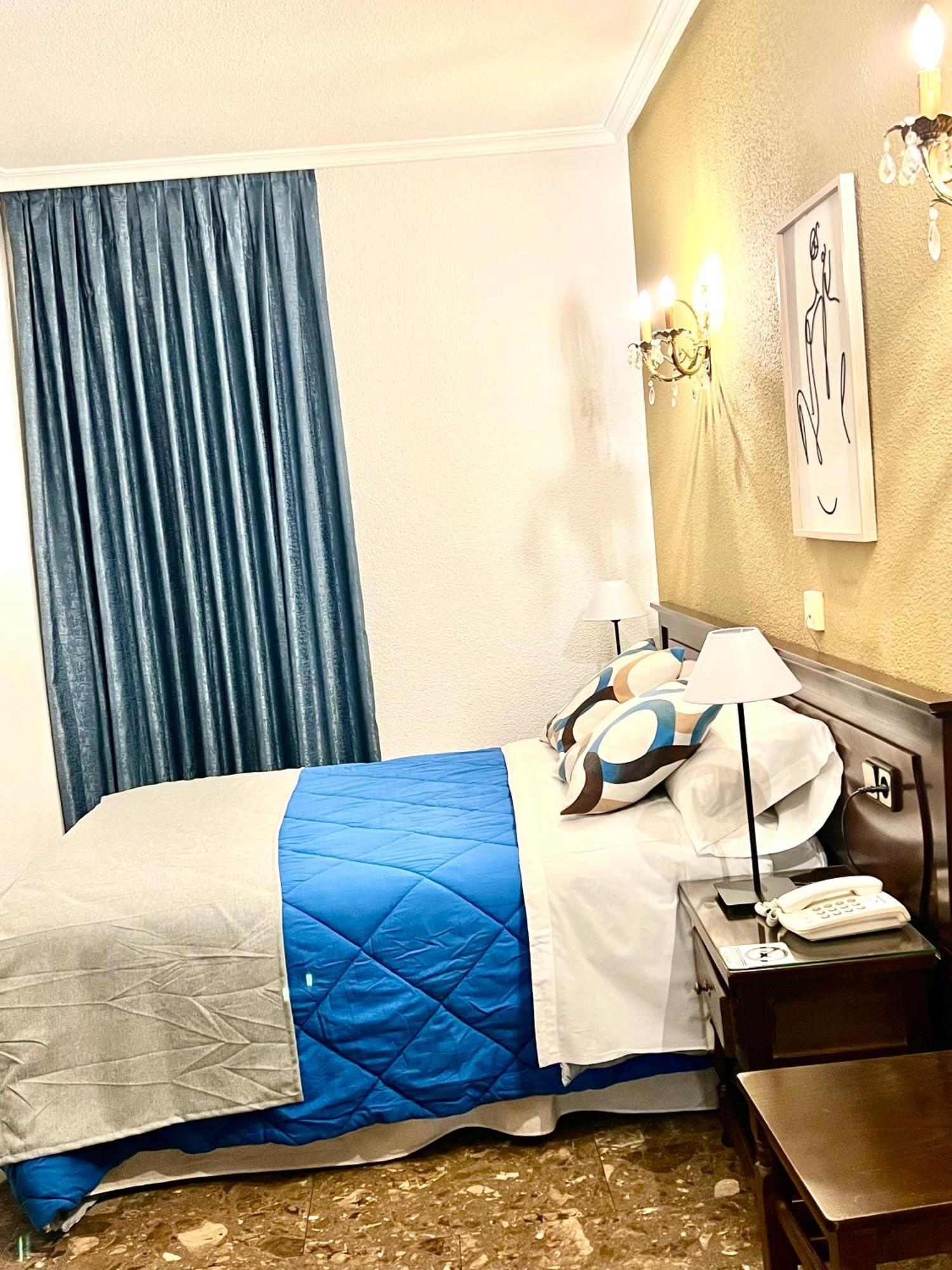Hostal Sonsoles Madrid-Centro Exteriör bild
