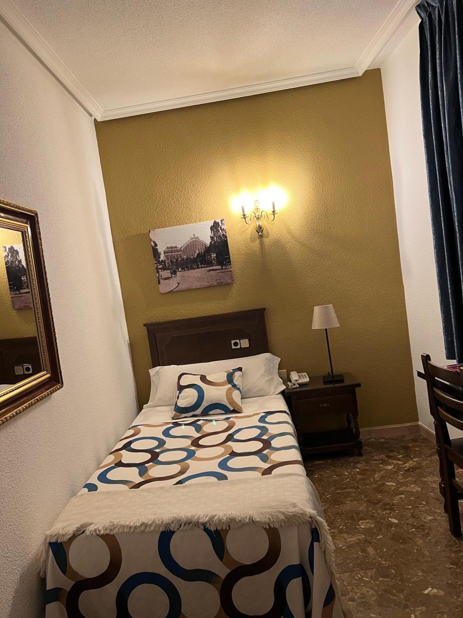Hostal Sonsoles Madrid-Centro Exteriör bild