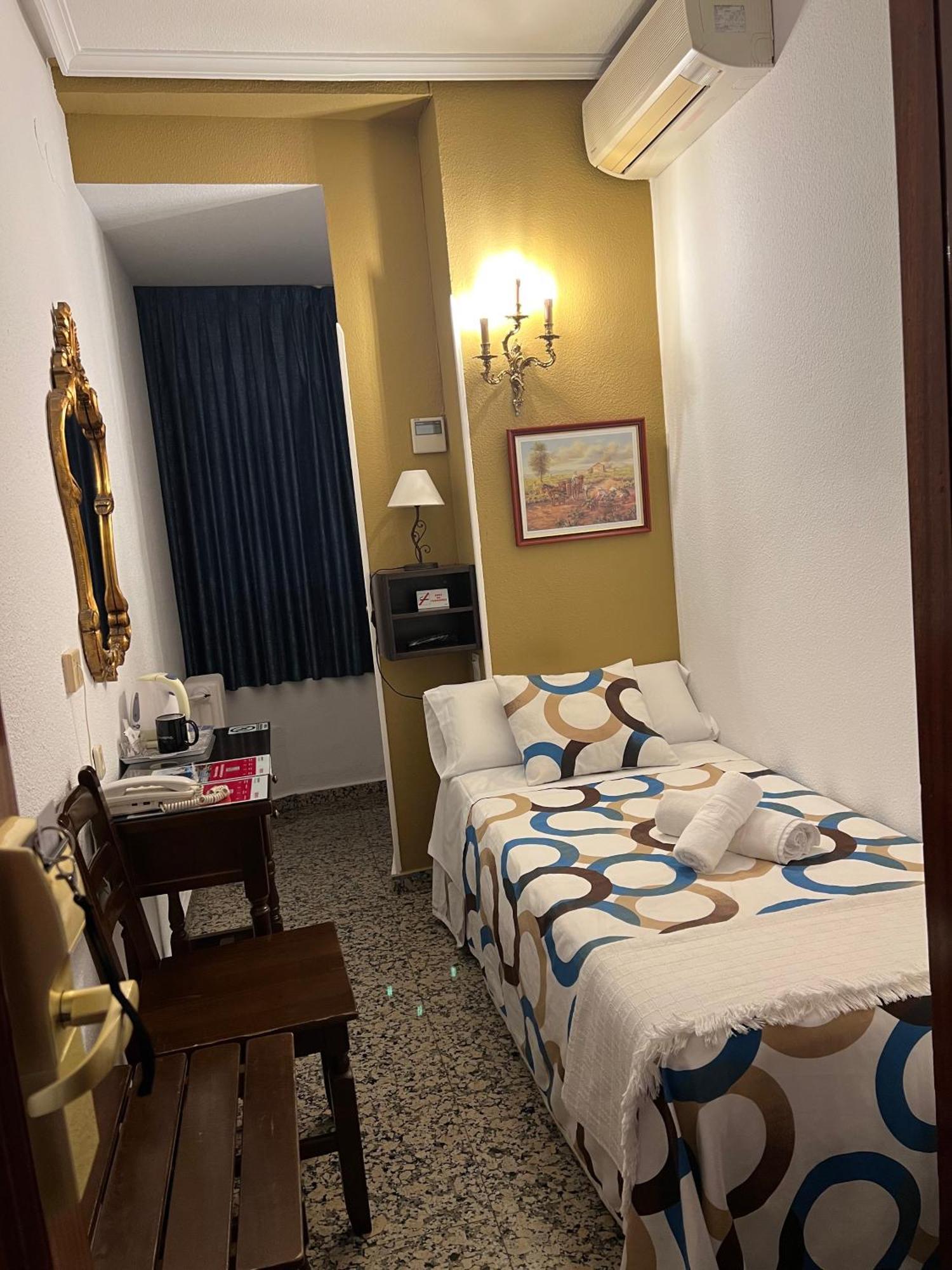 Hostal Sonsoles Madrid-Centro Exteriör bild