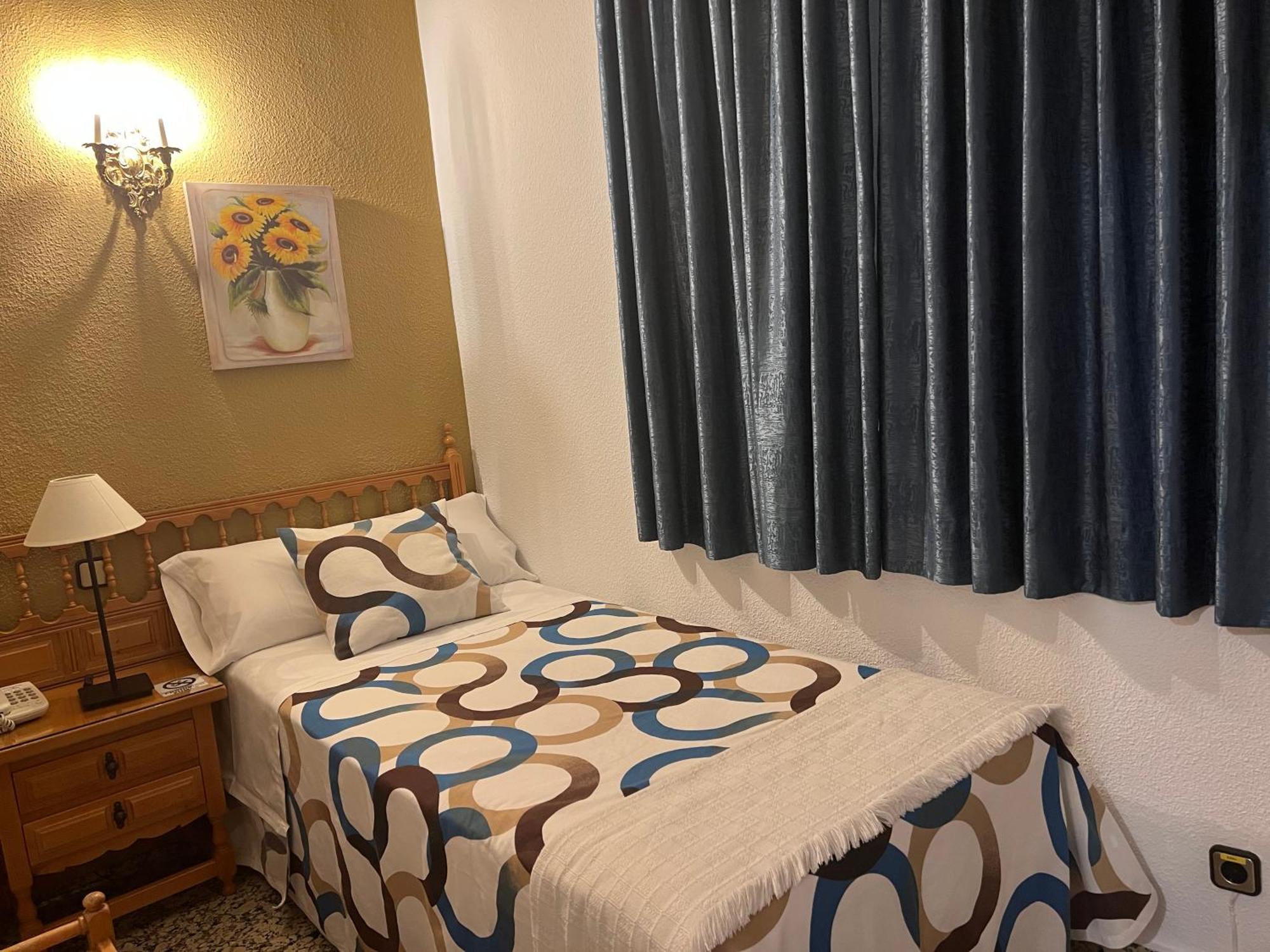 Hostal Sonsoles Madrid-Centro Exteriör bild